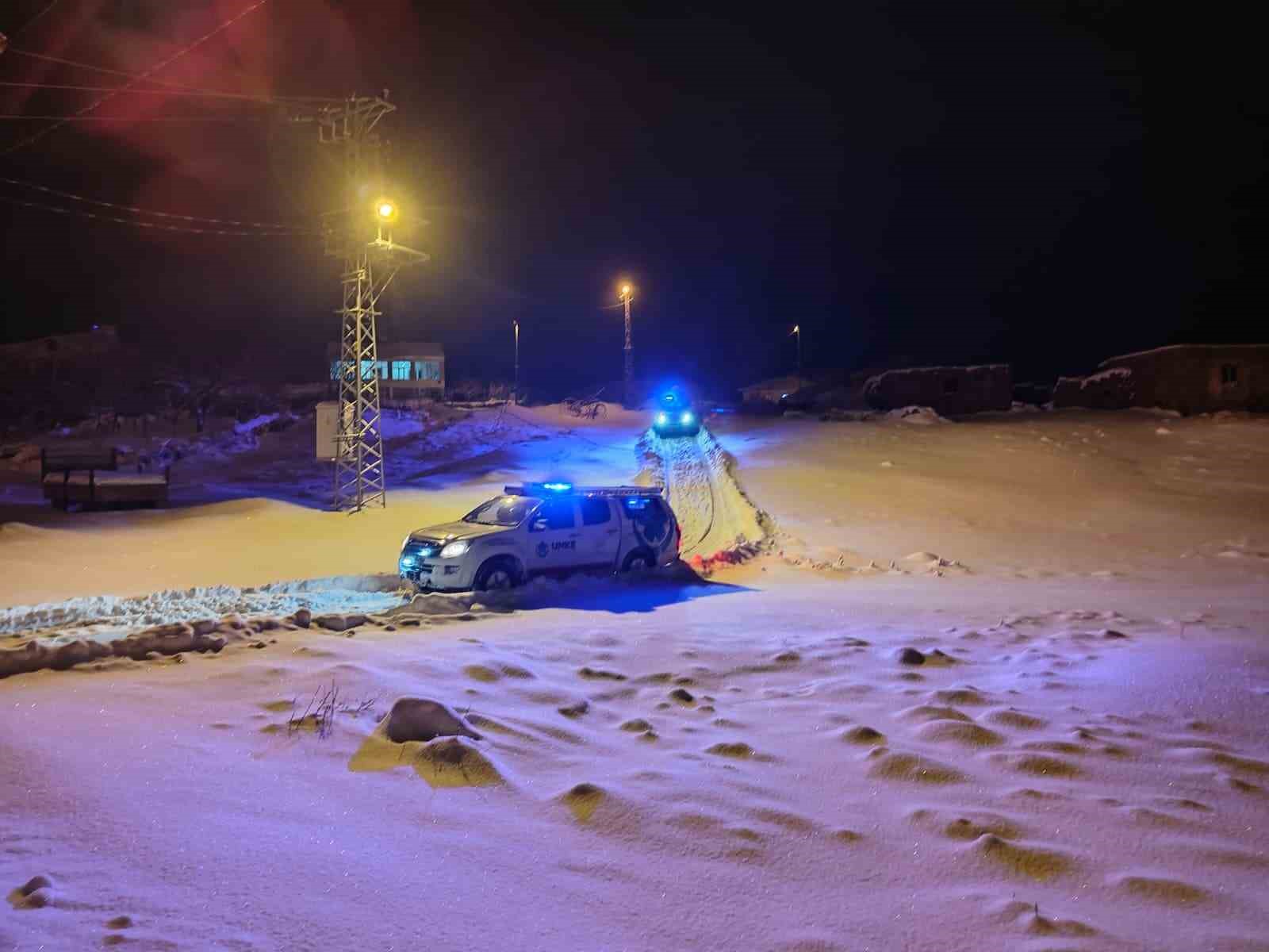 Paletli Ambulans nefes darlığı çeken öğretmen için dağları aştı
