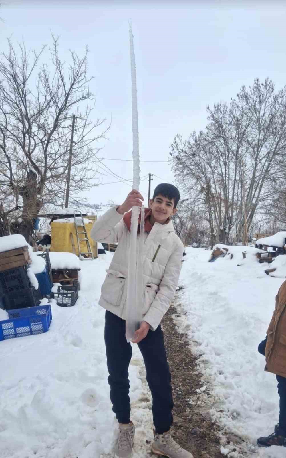 Palu’daki buz sarkıtları görenleri şaşırttı
