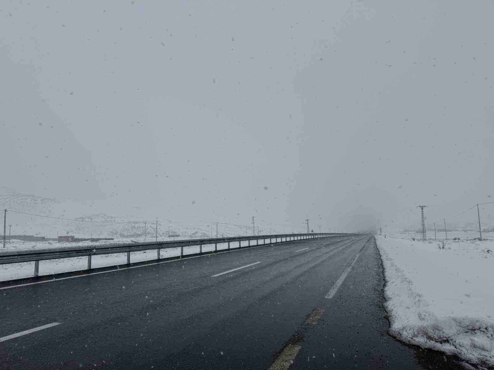 Pamuk Geçidi’nde kar ve sis ulaşımı olumsuz etkiledi
