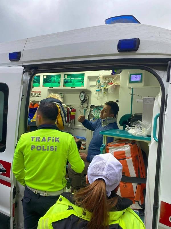 Panelvan araç hastanenin güvenlik kulübesine çarptı; baba ve oğlu yaralandı
