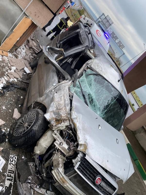 Panelvan araç hastanenin güvenlik kulübesine çarptı; baba ve oğlu yaralandı
