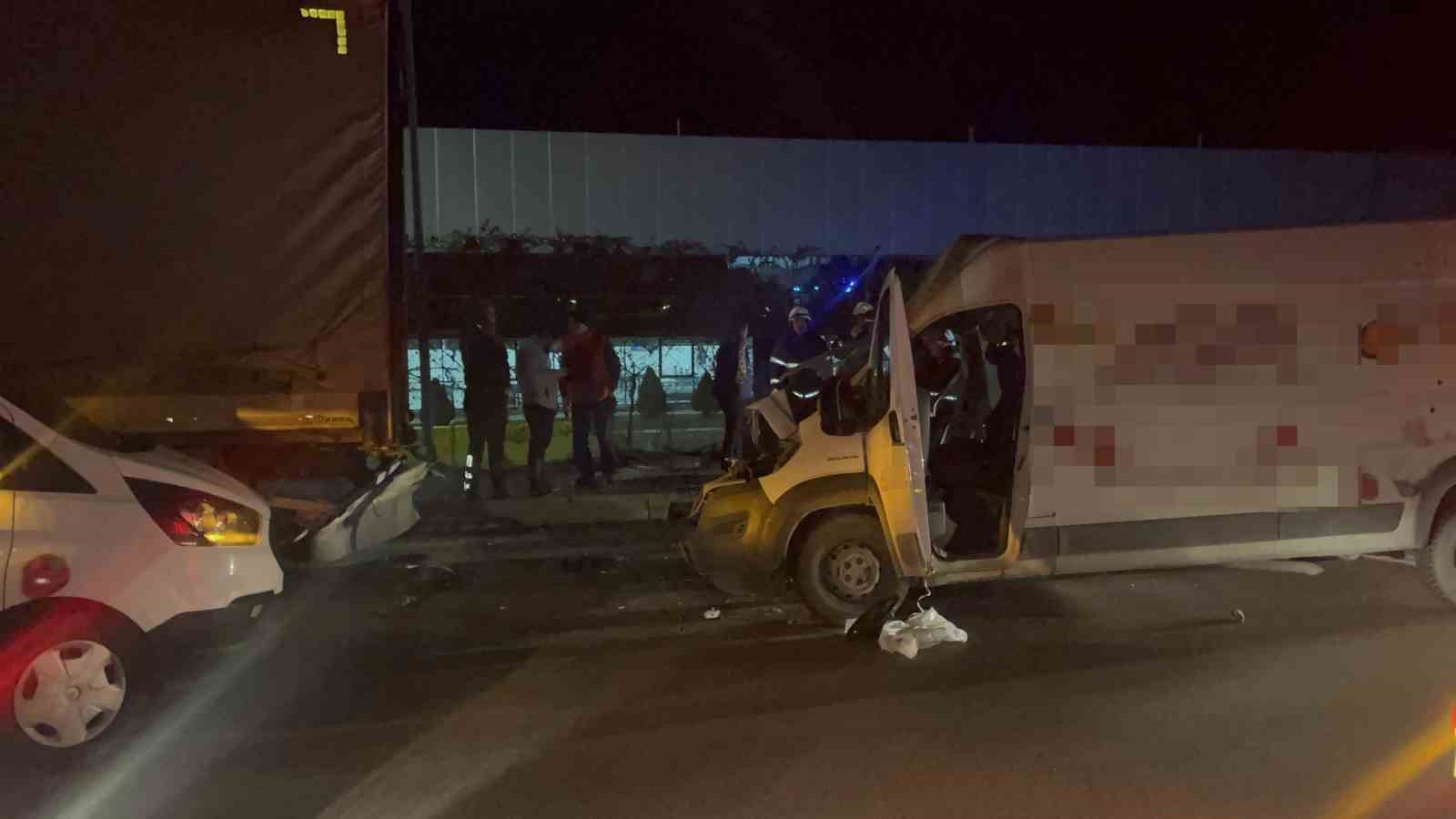 Panelvan araç park halindeki tıra ok gibi saplandı: 2 ağır yaralı
