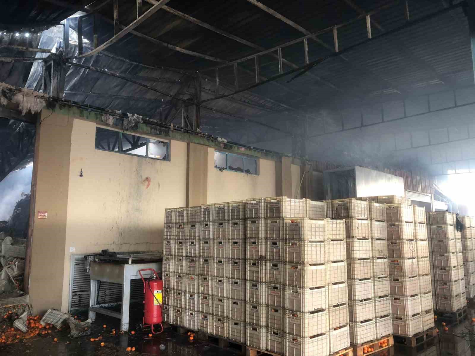 Pantolonunu giymek için geri dönen 19 yaşındaki işçi dumandan etkilenerek öldü
