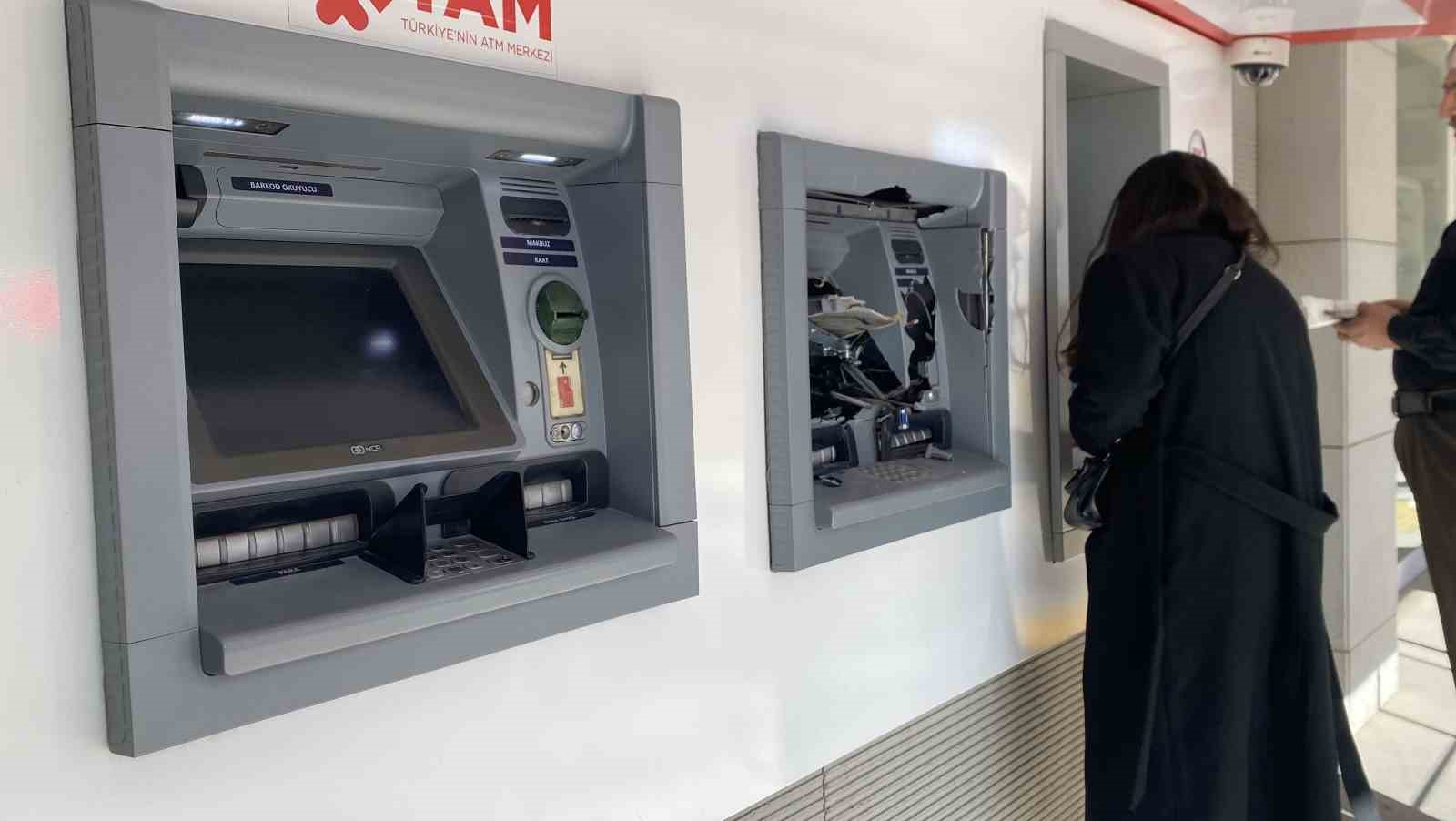 Para çekemediği ATM’yi balyozla parçaladı
