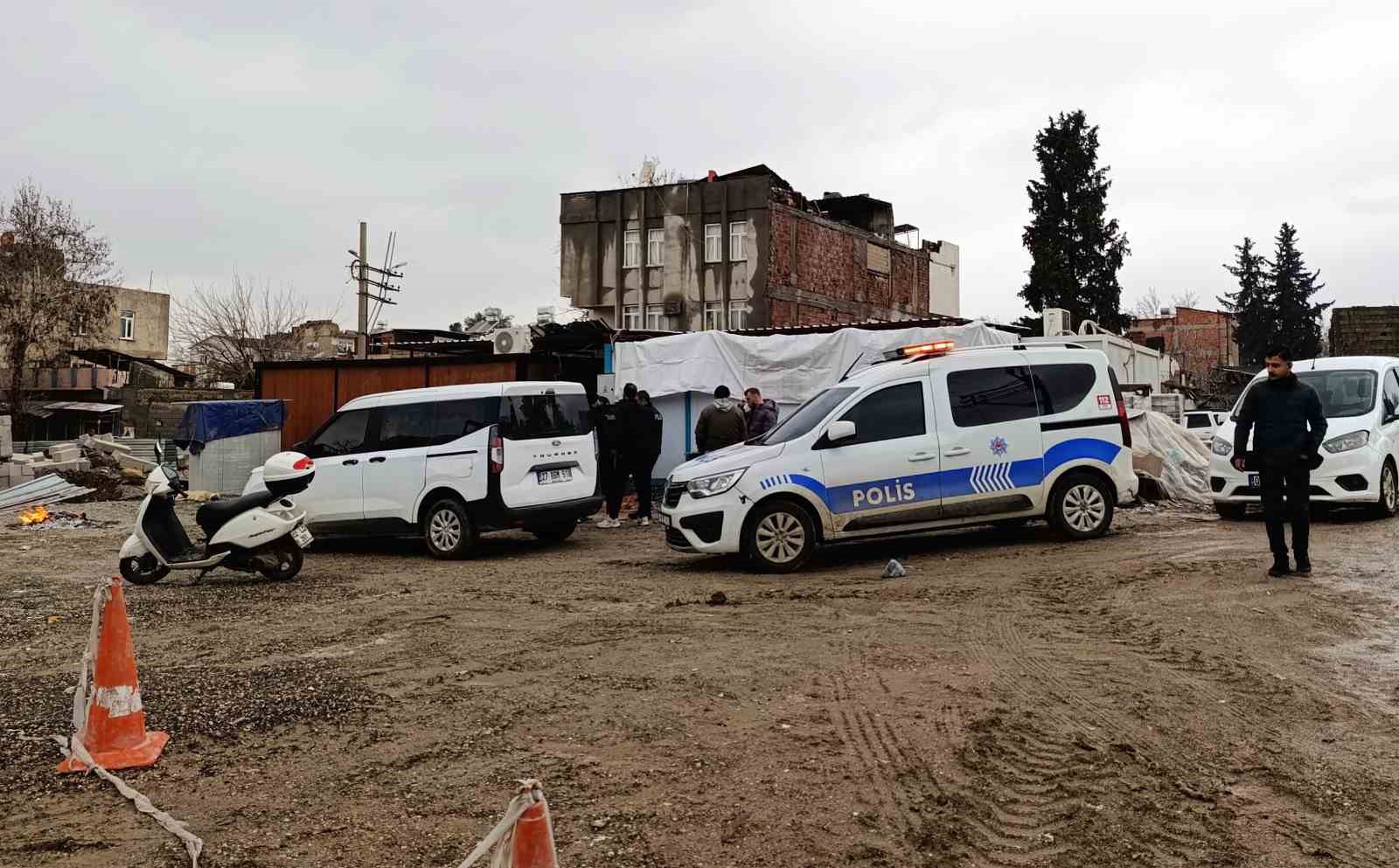 Paralarını alamadıklarını iddia eden işçiler eylem yaptı
