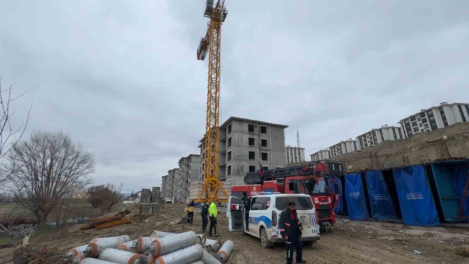 Paralarını alamayınca intihara kalkışan işçiler ekiplerce ikna edildi
