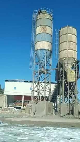 Parasını alamadığını iddia eden işçi siloya çıktı
