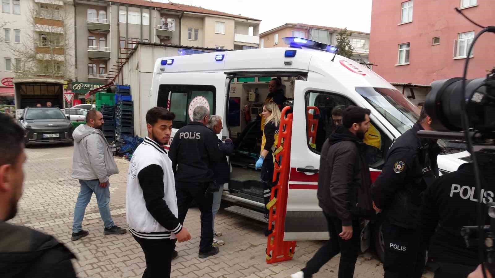 Parasını alamayınca eylem için inşaata çıkan işçiyi polis ikna etti
