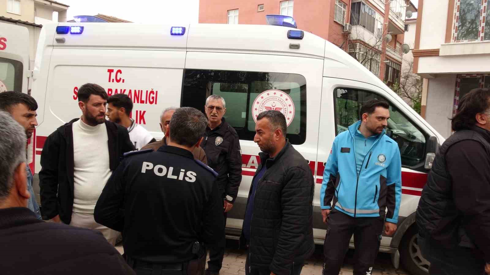 Parasını alamayınca eylem için inşaata çıkan işçiyi polis ikna etti
