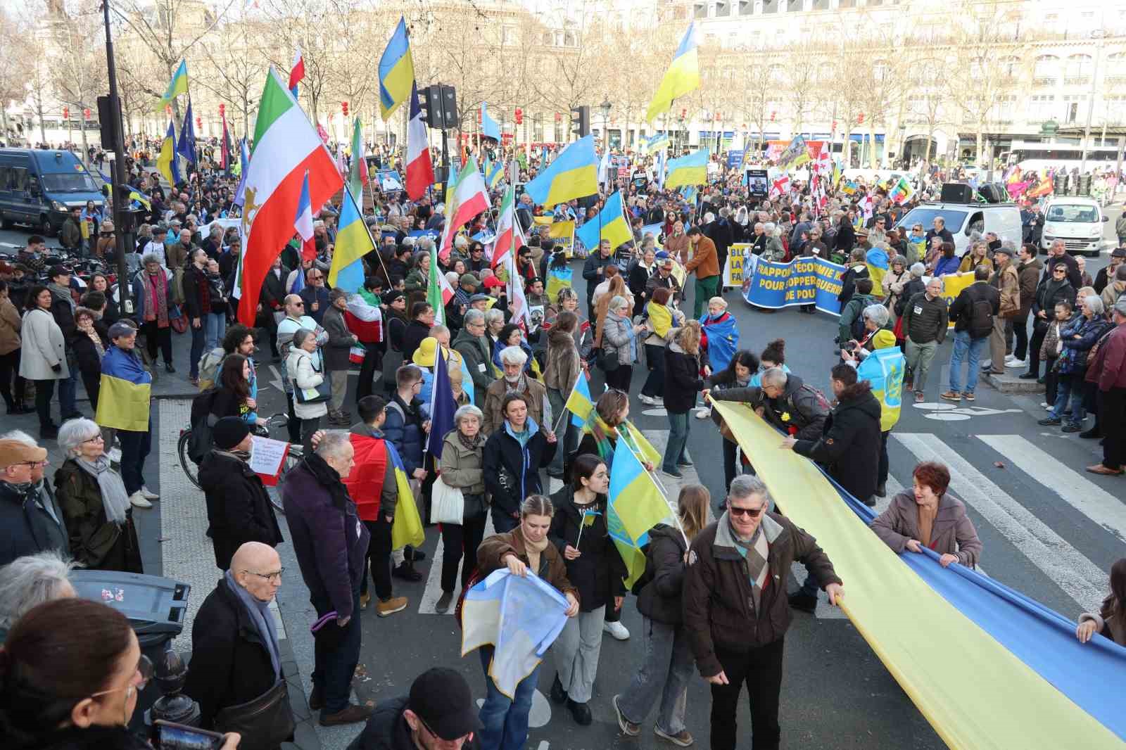 Paris’te Ukrayna’ya destek yürüyüşü
Paris’te Ukrayna’ya destek yürüyüşü