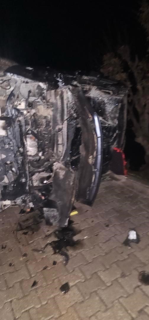 Park edilen araç yan yattı: Sürücü ağır yaralandı
