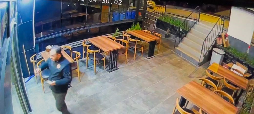 Park ettiği otomobil bir anda geri kaçtı, direğe çarparak durabildi
