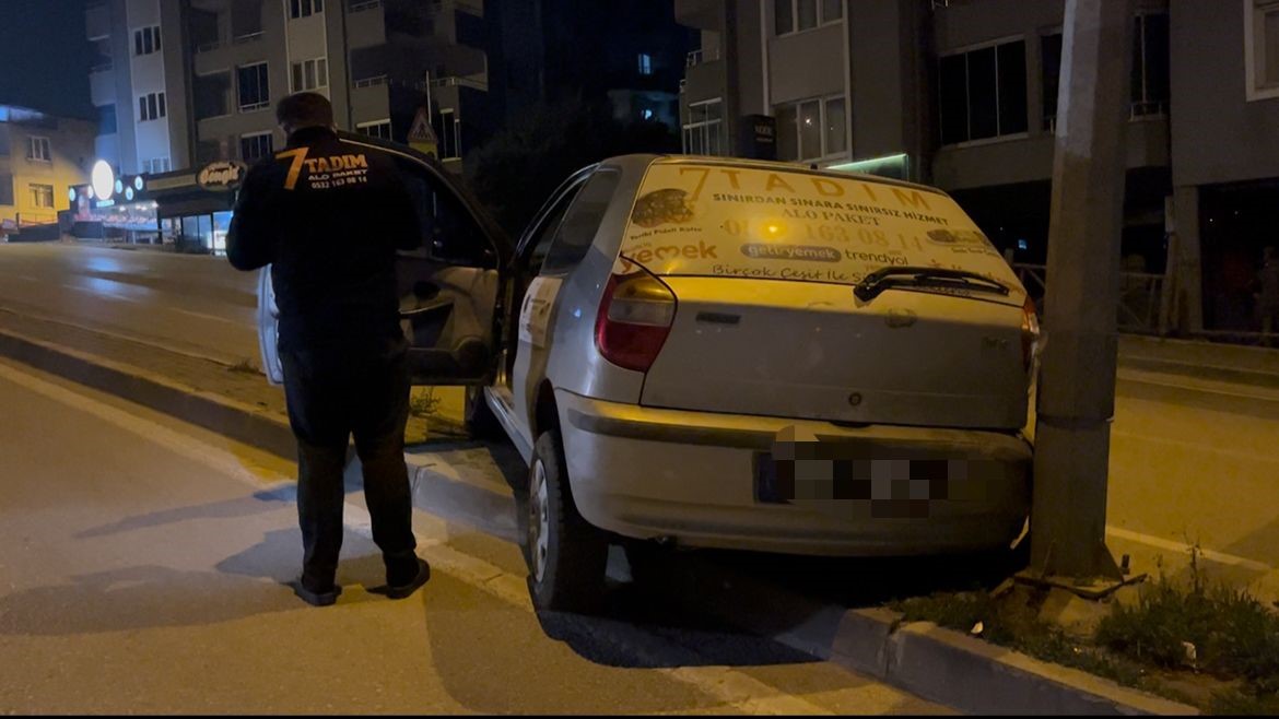 Park ettiği otomobil bir anda geri kaçtı, direğe çarparak durabildi
