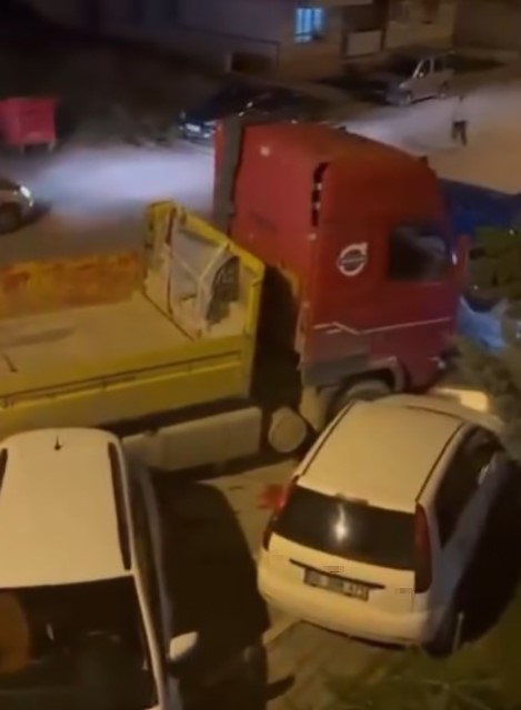 Park halindeki 9 araca çarpan tır maddi hasara neden oldu
