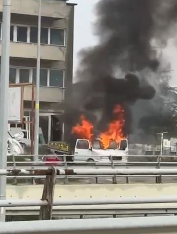 Park halindeki araç alev alev yandı
