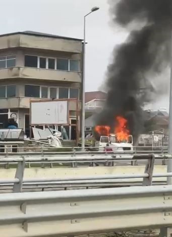 Park halindeki araç alev alev yandı
