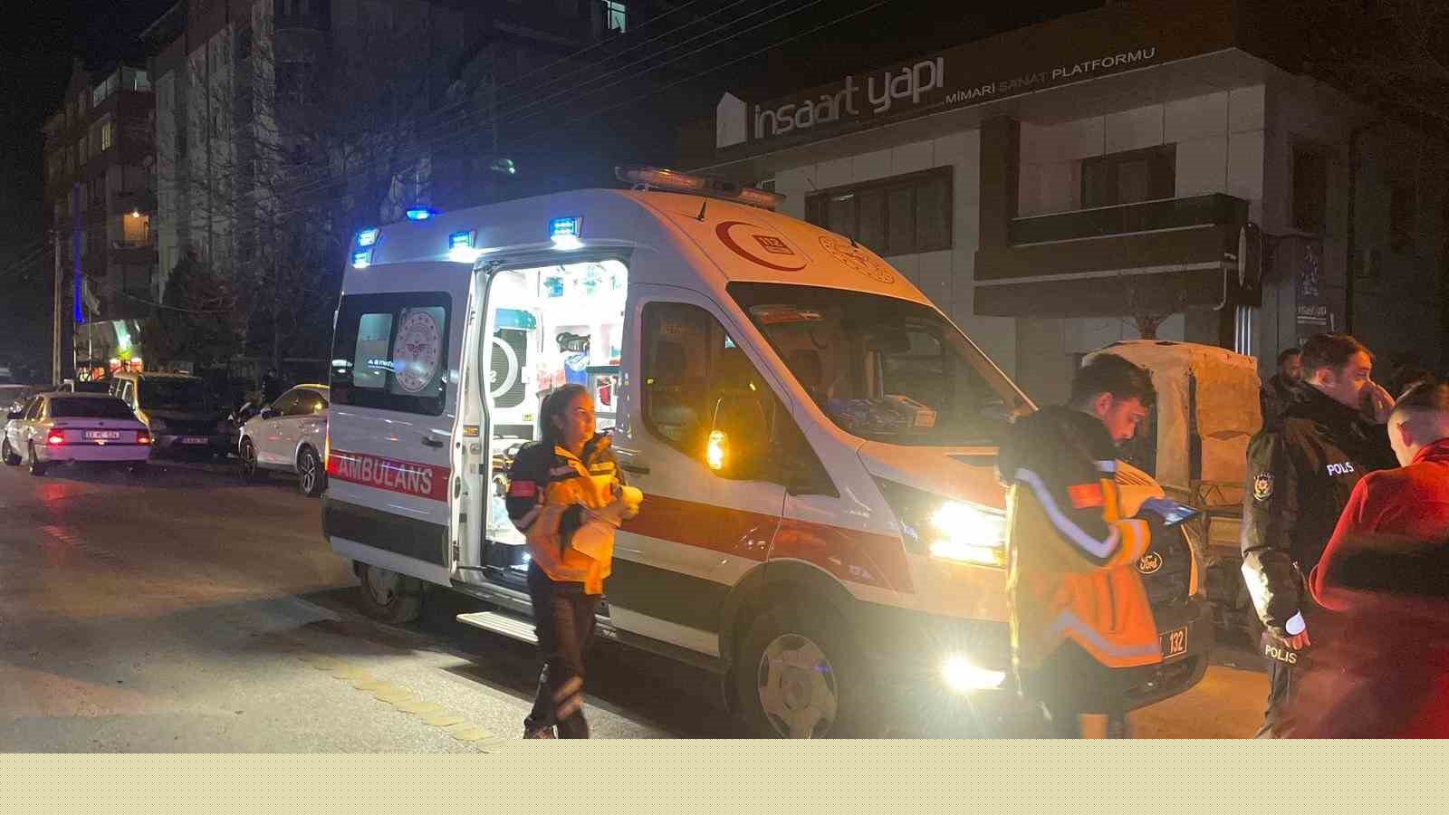 Park halindeki araca çarpan otomobil kamerada: 2 yaralı
