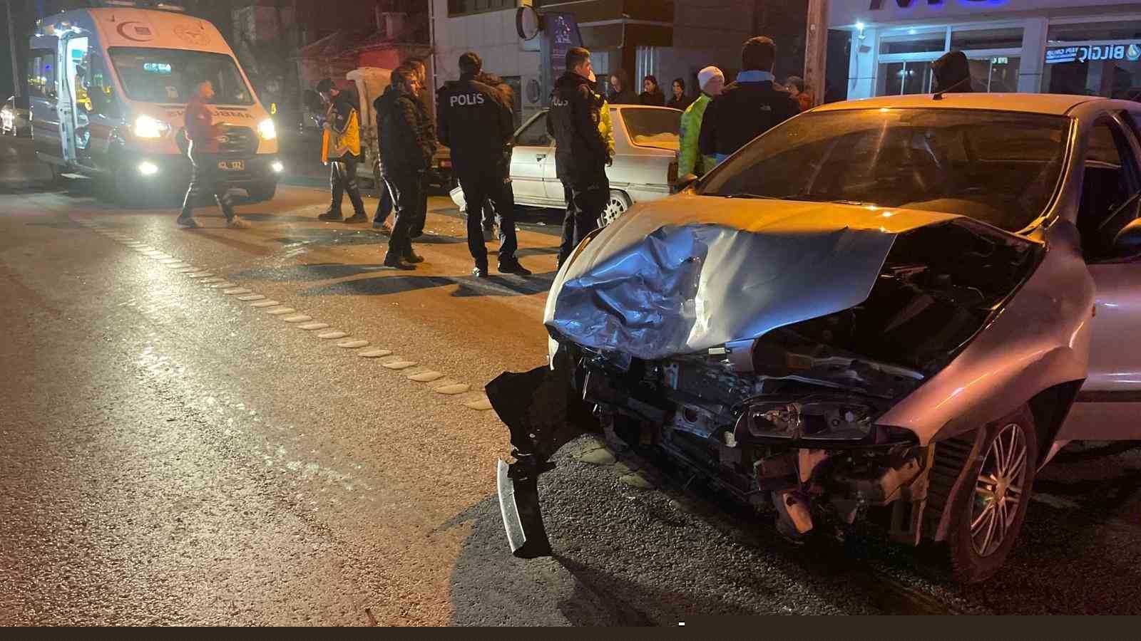 Park halindeki araca çarpan otomobil kamerada: 2 yaralı
