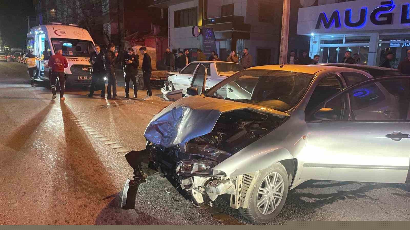Park halindeki araca çarpan otomobil kamerada: 2 yaralı
