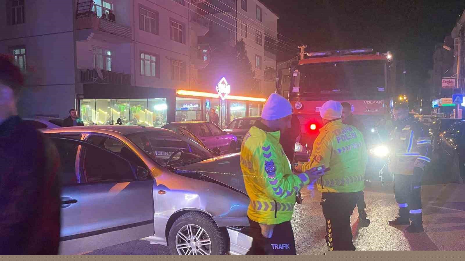 Park halindeki araca çarpan otomobil kamerada: 2 yaralı
