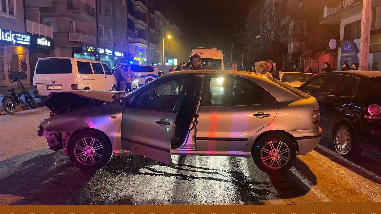 Park halindeki araca çarpan otomobil kamerada: 2 yaralı
