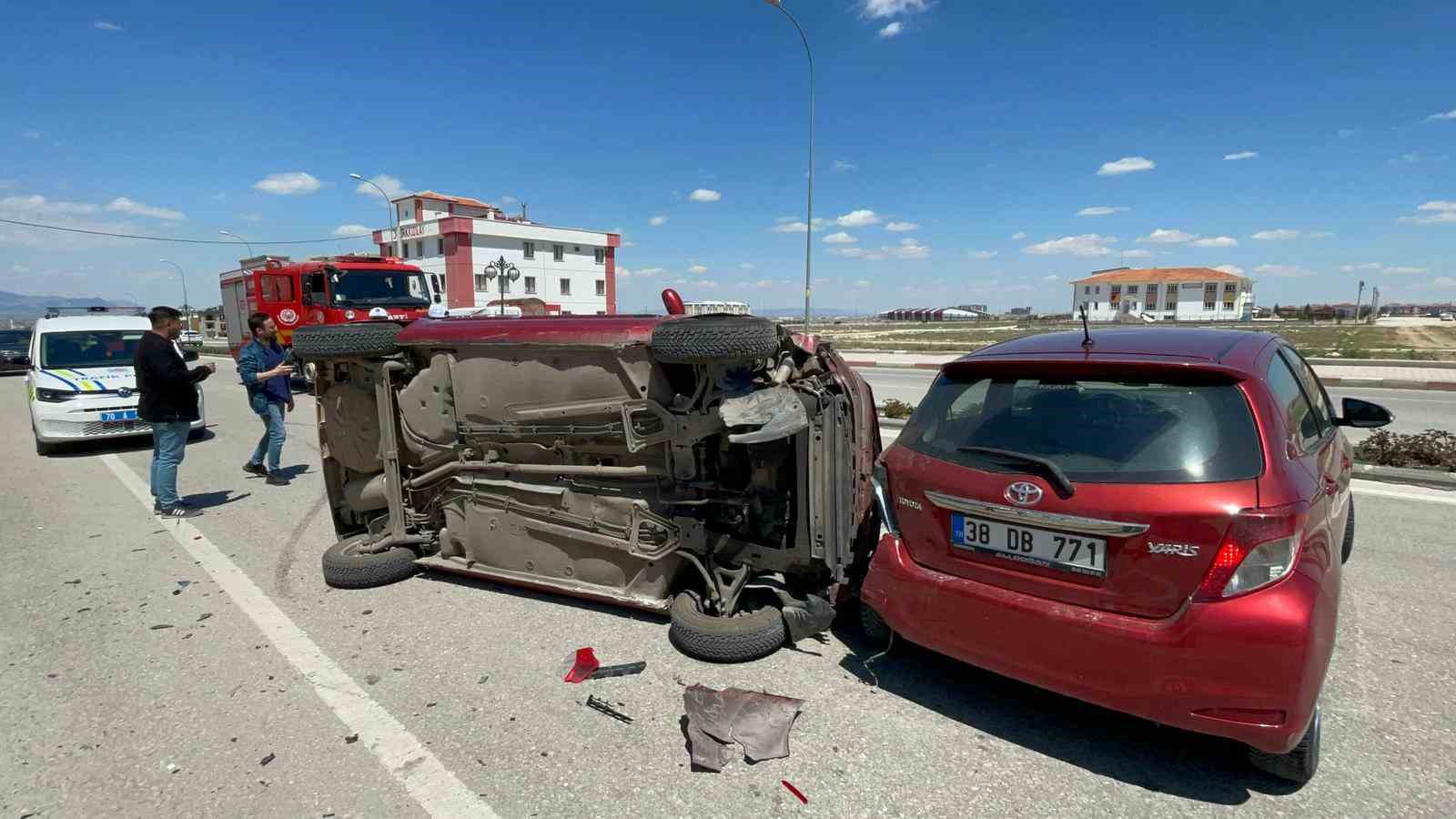 Park halindeki araca çarpan otomobilin devrildiği anlar kameraya yansıdı: 1 yaralı
