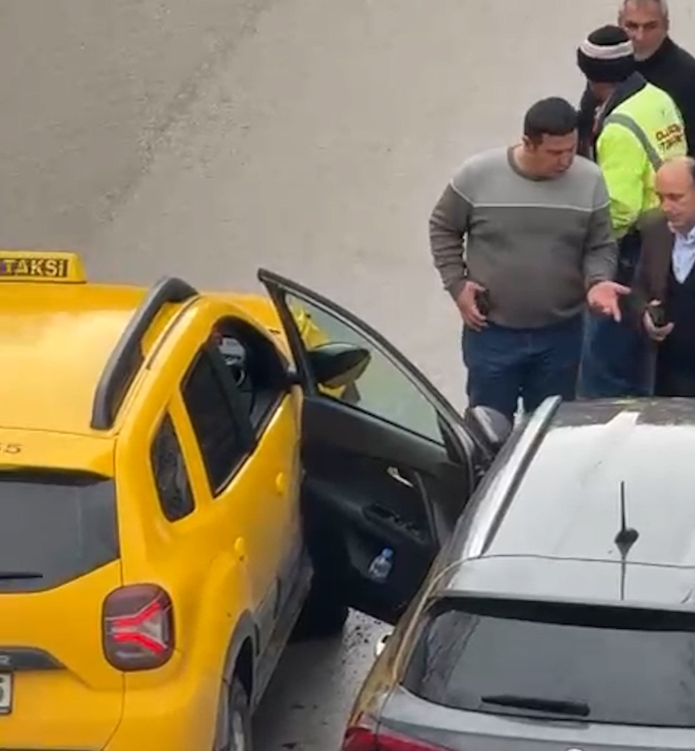 Park halindeki aracın açılan kapısına taksi çarptı
