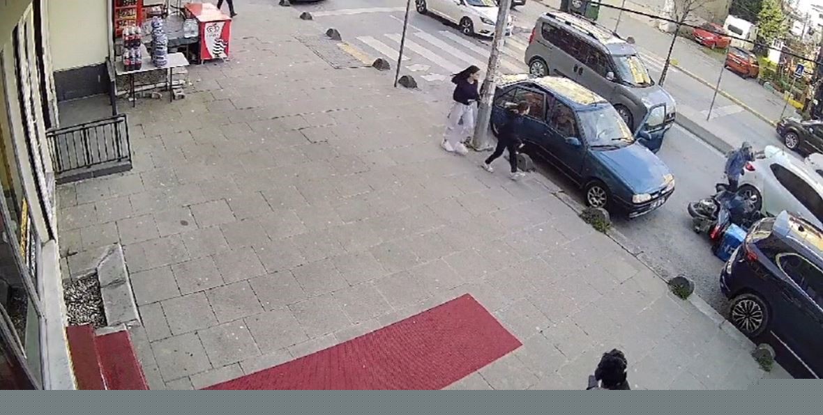 Park halindeki aracın kapısını açtı, motosikletli kurye çarptı
