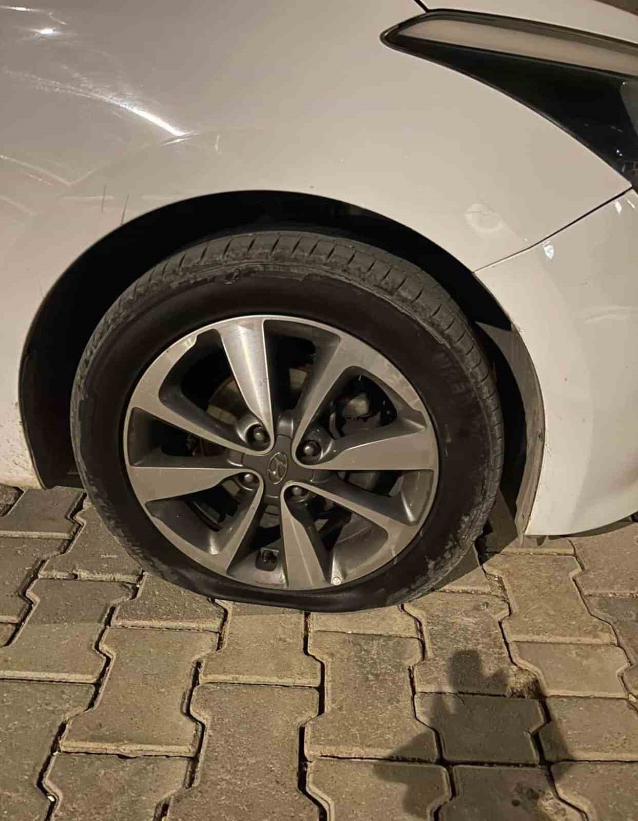 Park halindeki aracın lastikleri kesildi
