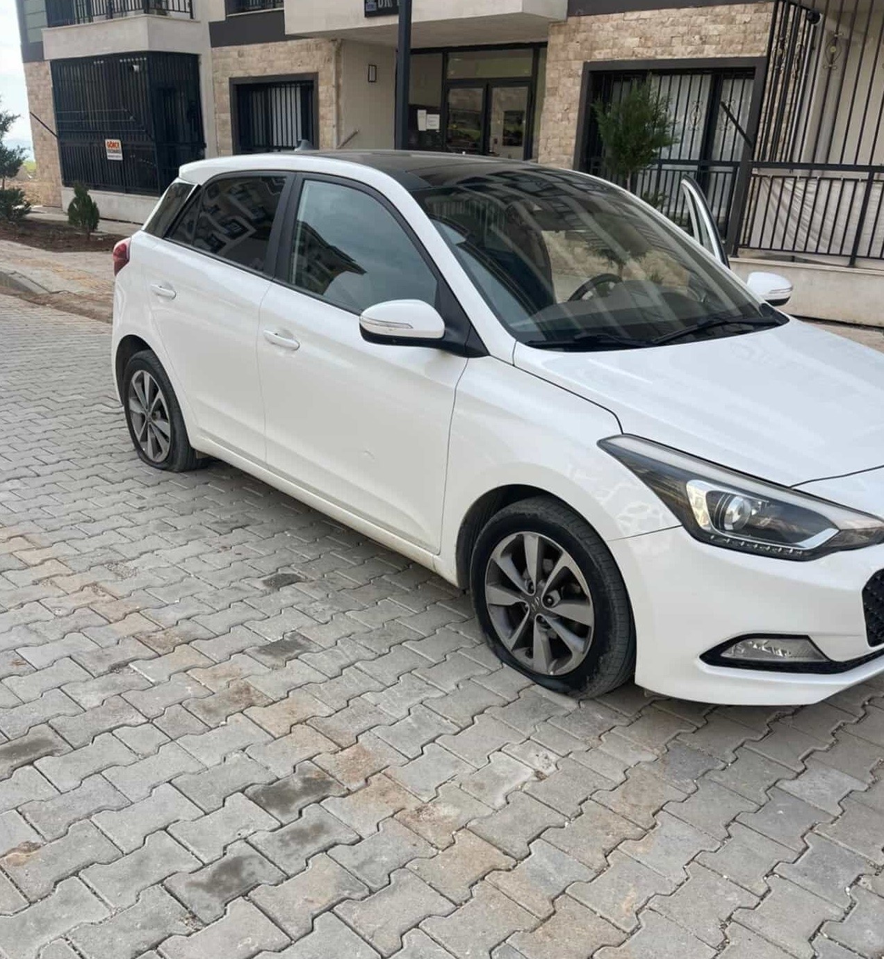 Park halindeki aracın lastikleri kesildi
