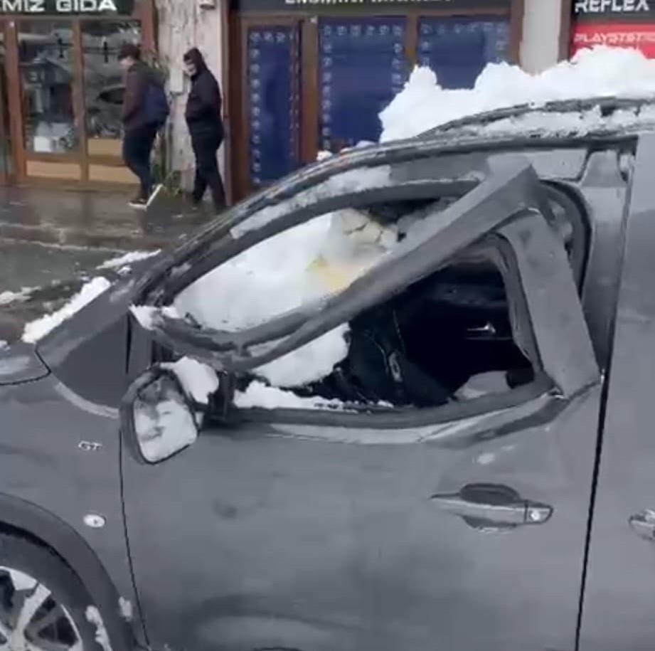 Park halindeki aracın üzerine çatıdan kar kütlesi düştü
