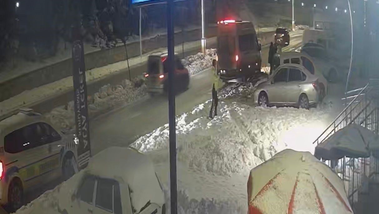 Park halindeki araçlara çarpıp kaçtı: o anlar kamerada
