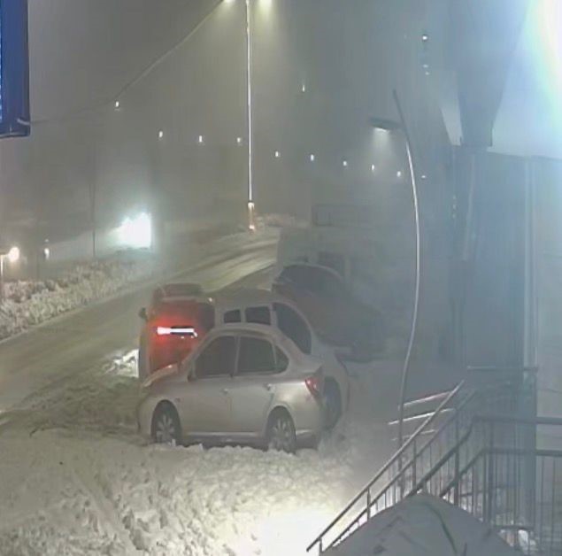 Park halindeki araçlara çarpıp kaçtı: o anlar kamerada
