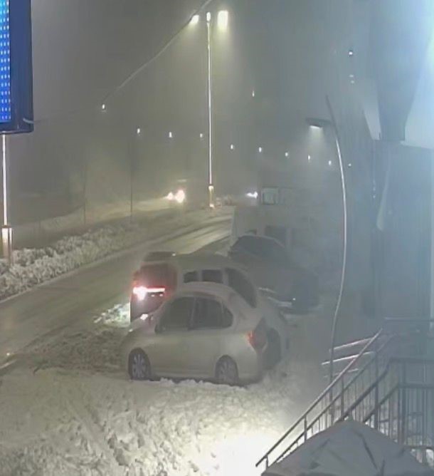 Park halindeki araçlara çarpıp kaçtı: o anlar kamerada
