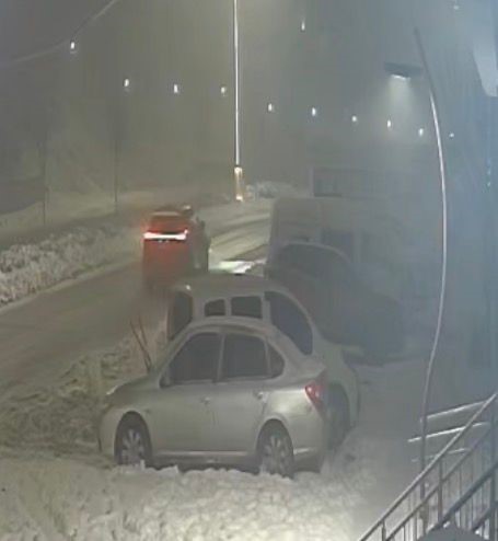 Park halindeki araçlara çarpıp kaçtı: o anlar kamerada
