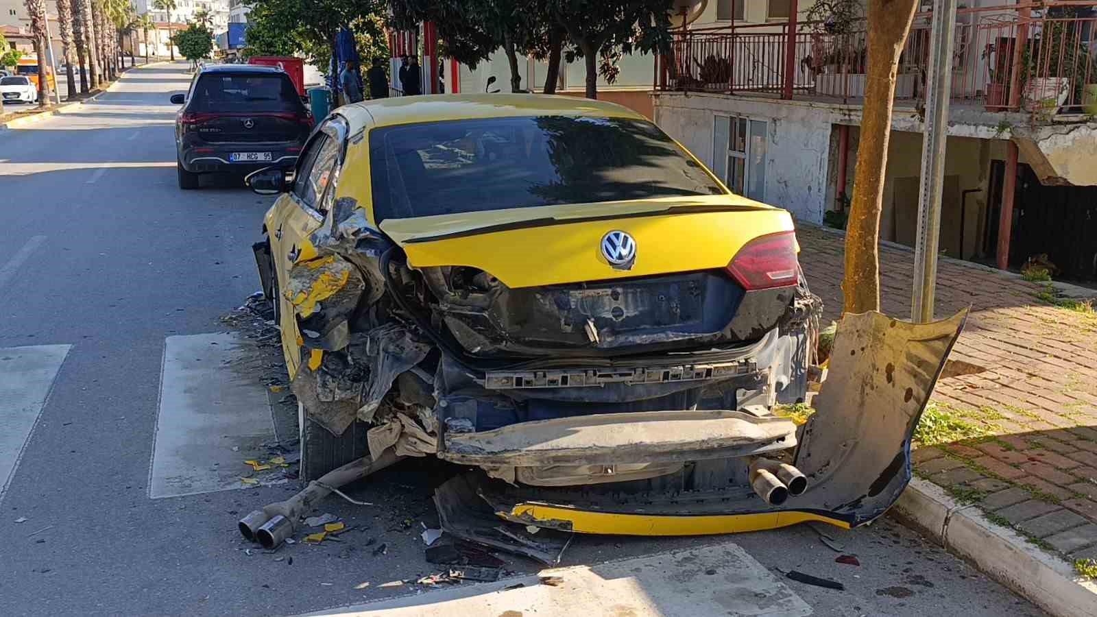 Park halindeki araçları hurdaya çevirdi, 3.41 promil alkollü çıktı
