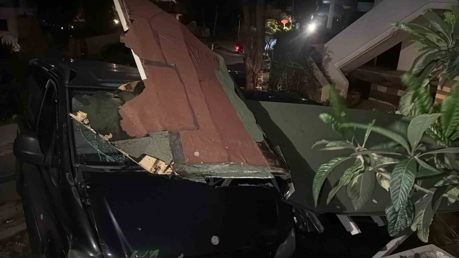 Park halindeki araçların üzerine yıkıldı
