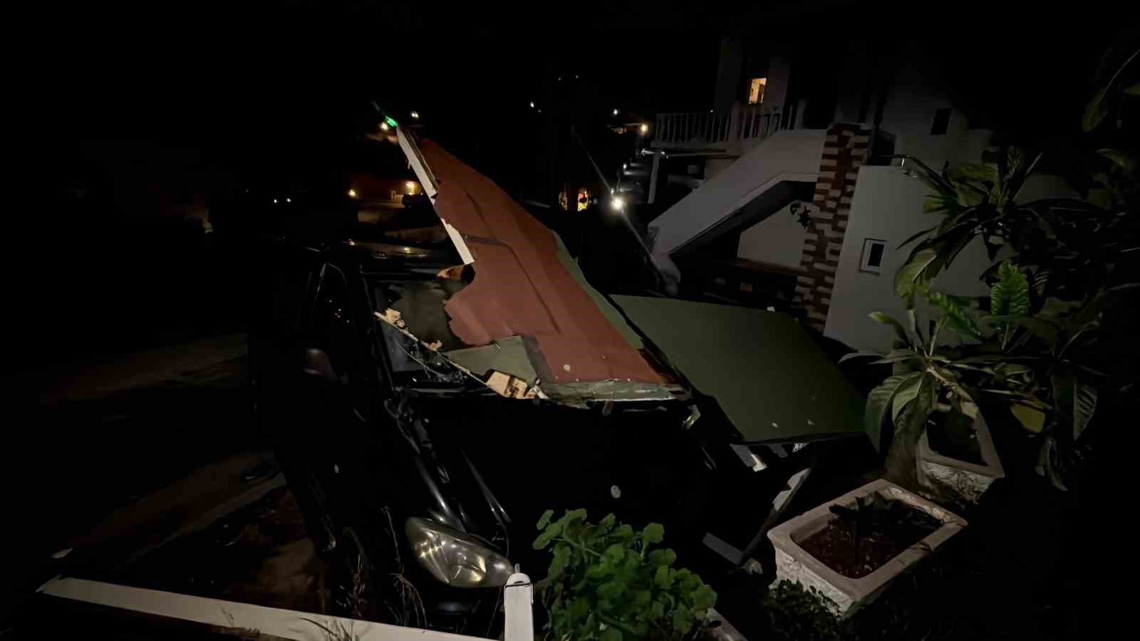 Park halindeki araçların üzerine yıkıldı
