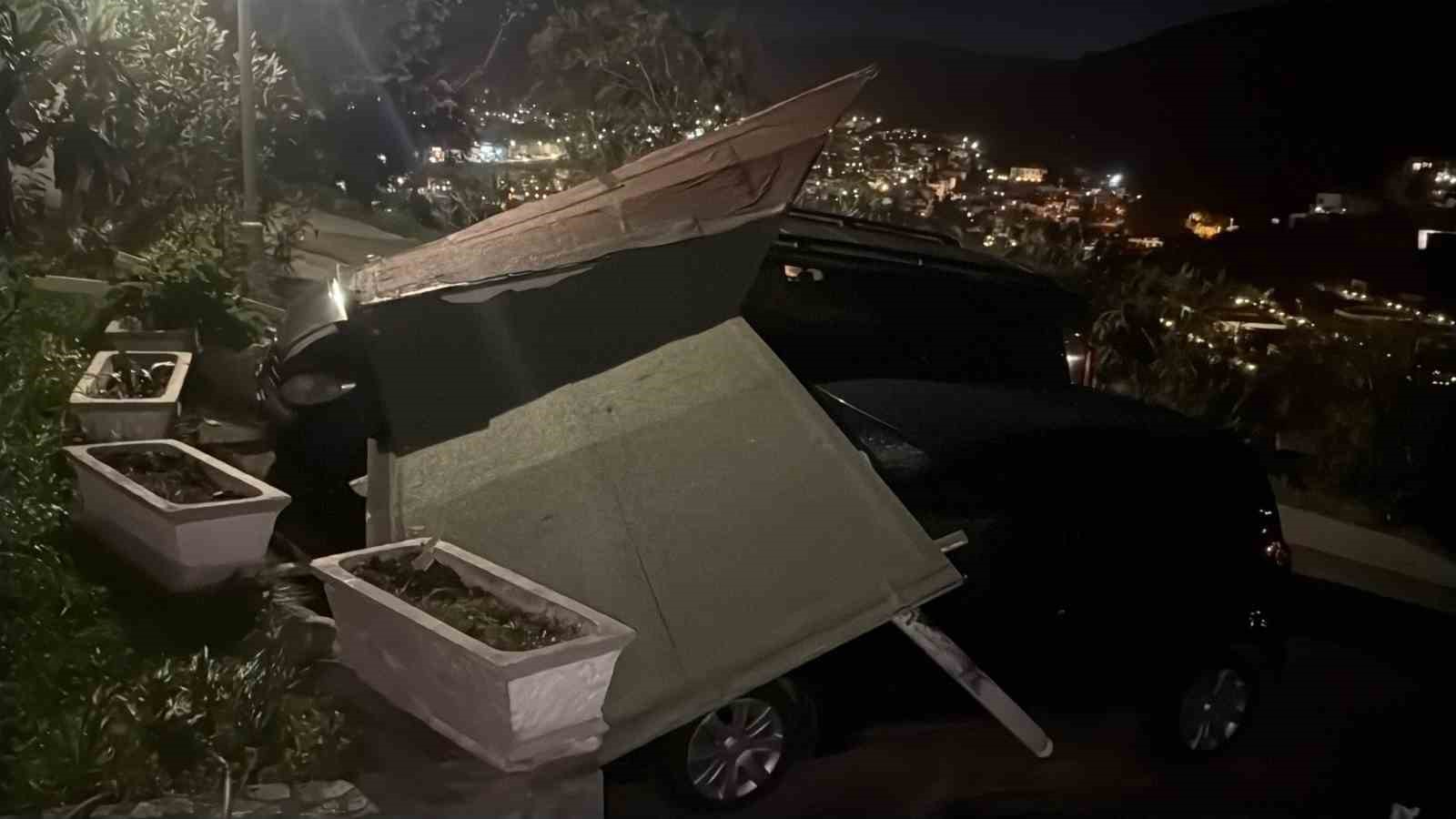 Park halindeki araçların üzerine yıkıldı
