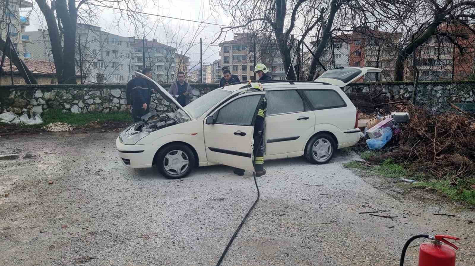 Park halindeki araçta yangın
