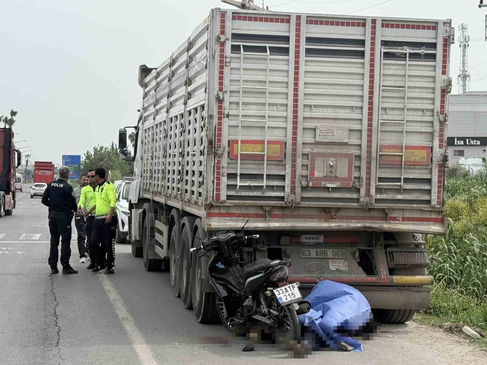 Park halindeki kamyona çarpan 80 yaşındaki motosikletli hayatını kaybetti
