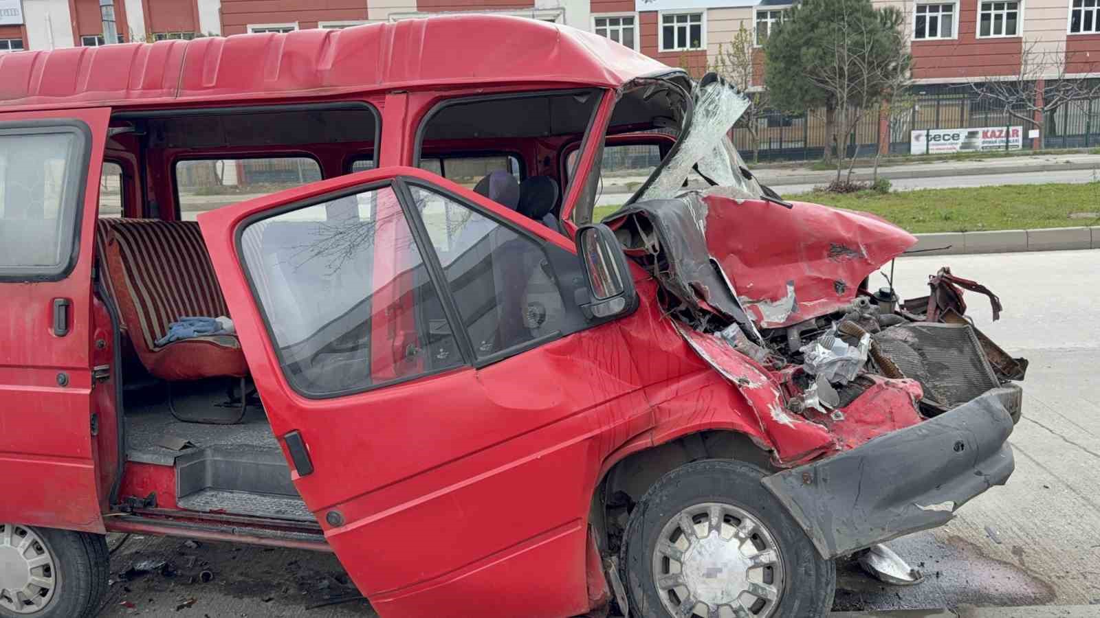 Park halindeki kamyonete çarpan minibüs kağıt gibi ezildi
