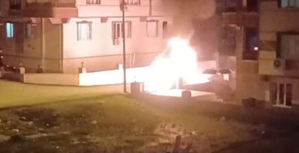 Park halindeki lüks otomobil alev alev yandı

