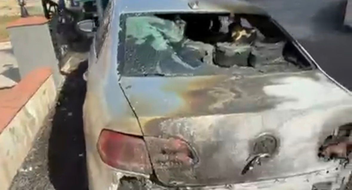 Park halindeki lüks otomobil alev alev yandı
