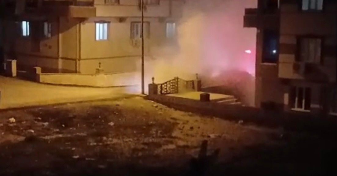 Park halindeki lüks otomobil alev alev yandı
