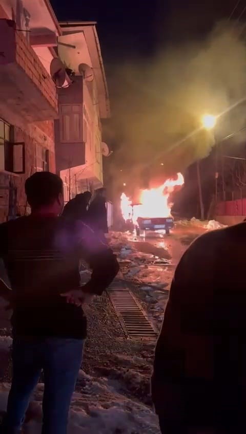 Park halindeki otomobil alevlere teslim oldu
