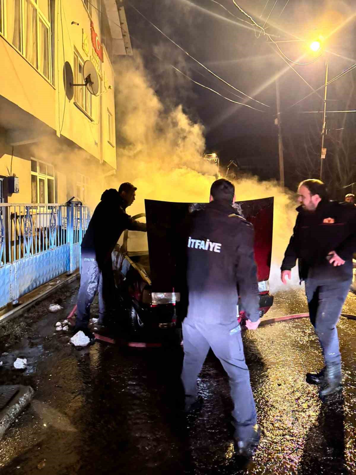 Park halindeki otomobil alevlere teslim oldu
