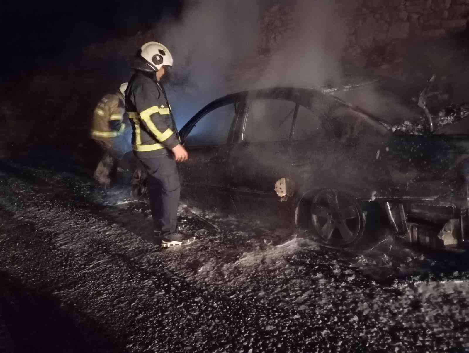 Park halindeki otomobil alevlere teslim oldu
