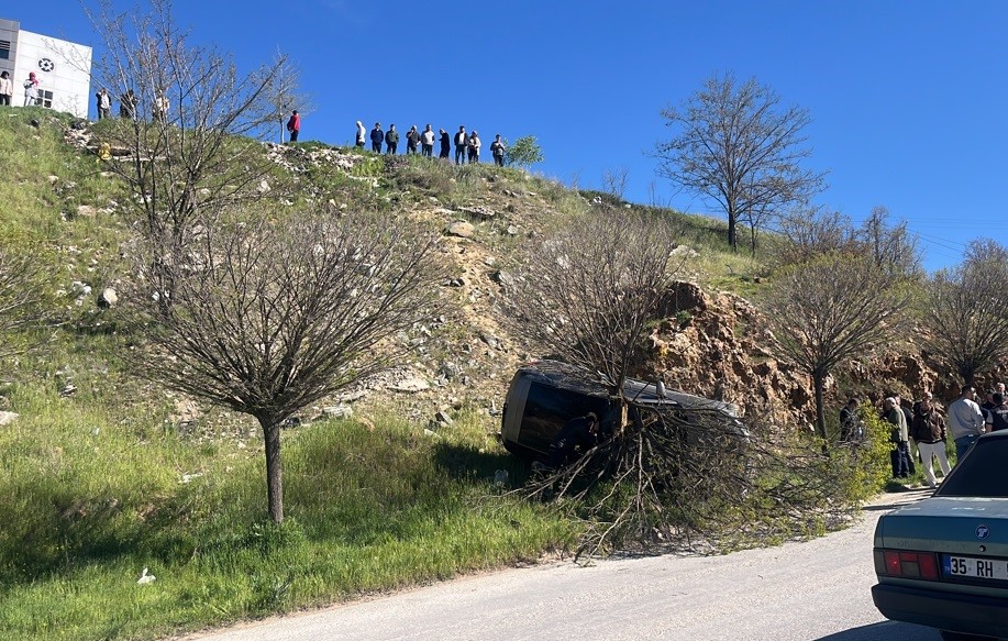 Park halindeki otomobil hareket ederek uçuruma yuvarlandı
