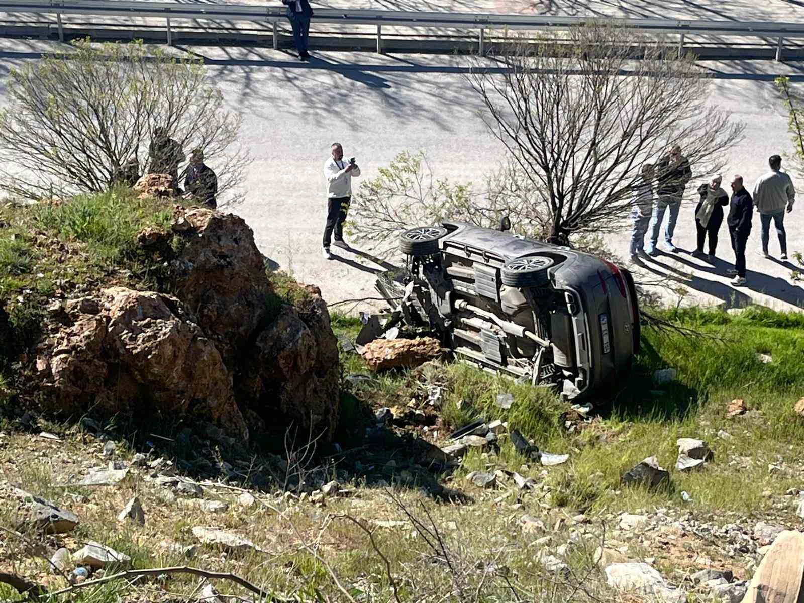 Park halindeki otomobil hareket ederek uçuruma yuvarlandı
